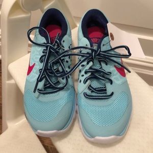 NWT NIKE YOUTH SIZE 3.5 sneakers.